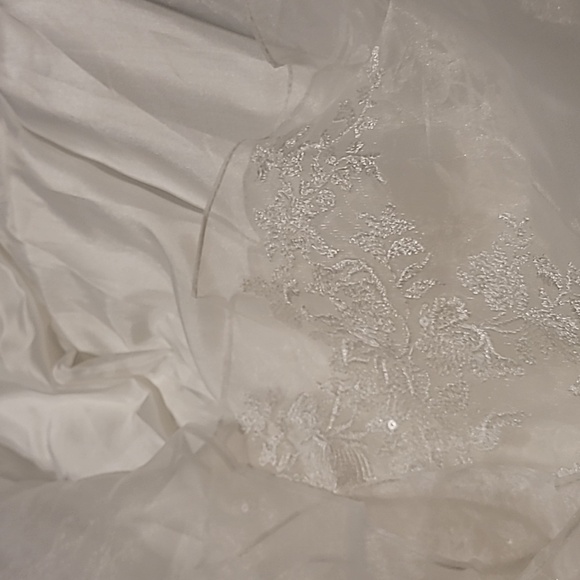 LULU'S EMBROIDERED ORGANZA STRAPLESS WEDDING GOWN Size Small - Picture 11 of 15